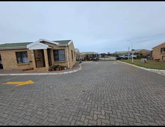 2 BEDROOM TOWNHOUSE FOR SALE IN JEFFREYS BAY CENTRAL